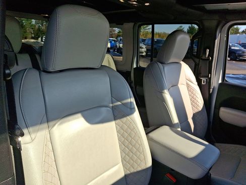 Used 2022 Jeep Wrangler Unlimited Sahara image 13
