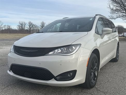 Used 2020 Chrysler Pacifica Touring-L w/ Advanced Safetytec Group image 1