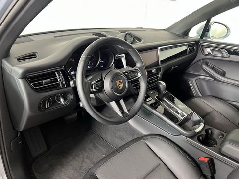Certified 2025 Porsche Macan image 4