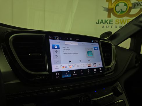 Used 2024 Chrysler Pacifica Premium FWD image 20