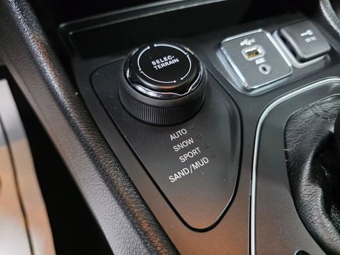 Used 2020 Jeep Cherokee Latitude Plus AWD/4WD image 15