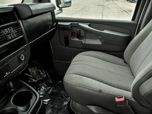 Used 2015 Chevrolet Express 4500 RWD image 20