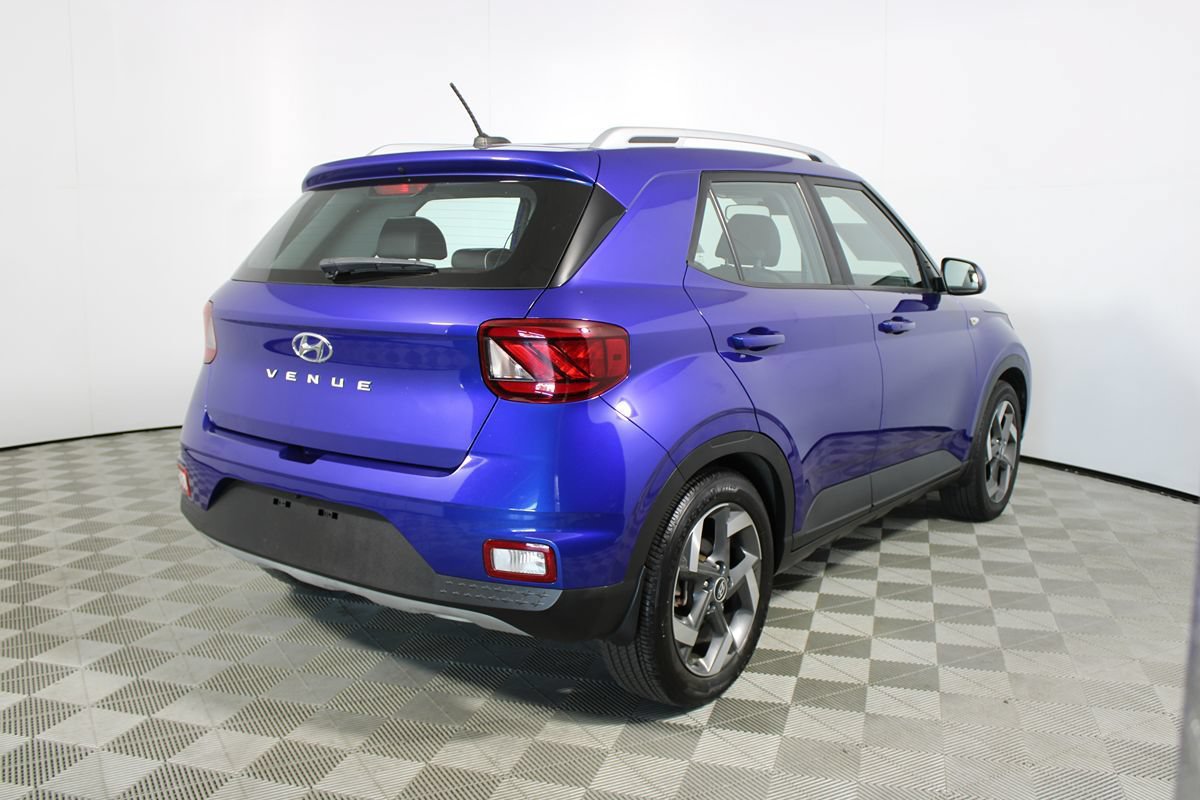 Used 2023 Hyundai Venue Limited FWD image 6