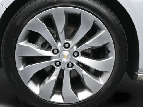 Used 2016 Chevrolet Malibu Premier w/ Driver Confidence Package II FWD image 10