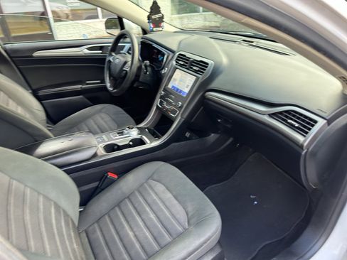 Used 2020 Ford Fusion SE FWD image 10