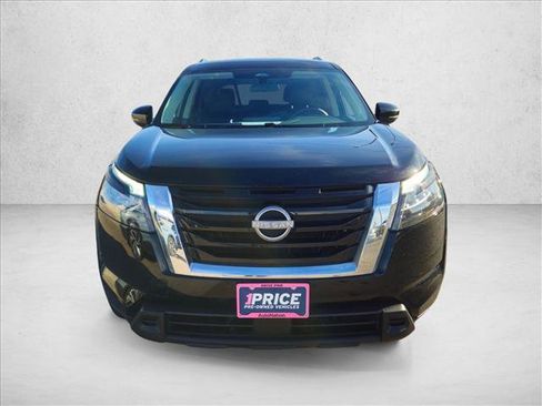 Used 2024 Nissan Pathfinder SV image 2
