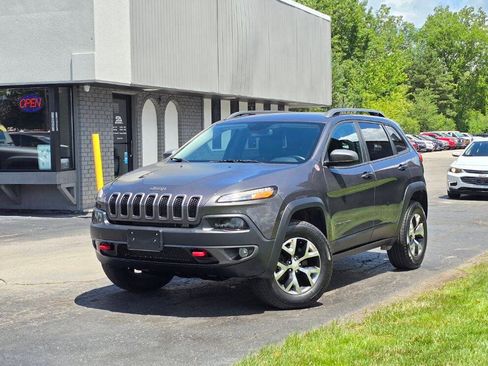 Used 2018 Jeep Cherokee Trailhawk w/ Cold Weather Group AWD/4WD image 2