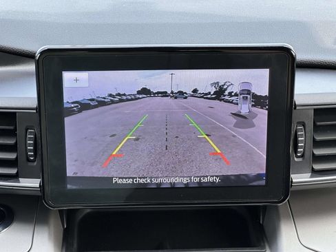 Used 2022 Ford Explorer XLT w/ Equipment Group 202A AWD/4WD image 18