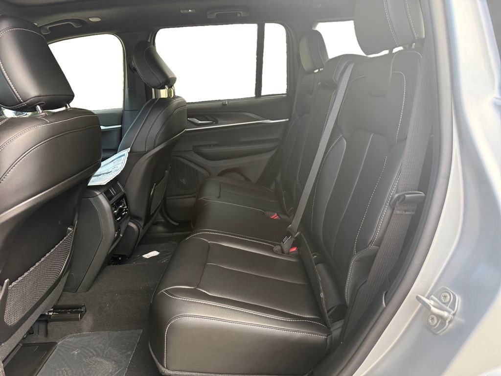 New 2025 Jeep Grand Cherokee Limited w/ Luxury Tech Group II RWD image 13