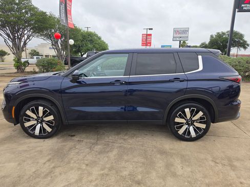 Used 2025 Mitsubishi Outlander SE FWD image 2