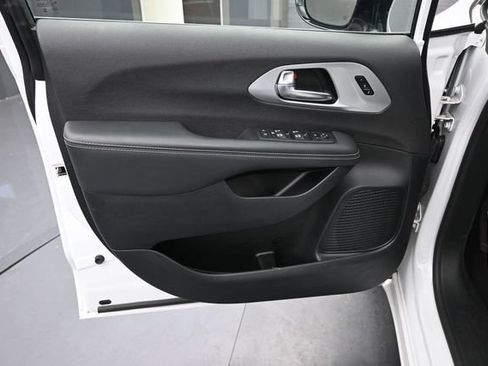 Used 2026 Chrysler Pacifica Limited FWD image 14