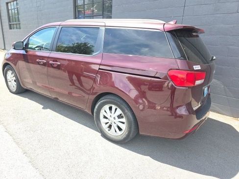 Used 2017 Kia Sedona LX w/ LX Essentials Premium Package image 2