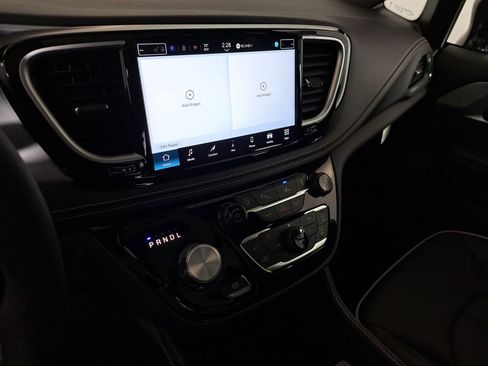 New 2026 Chrysler Pacifica Limited image 19