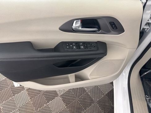 Used 2024 Chrysler Pacifica Touring-L FWD image 22