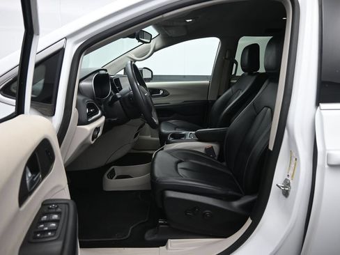 Used 2024 Chrysler Pacifica Touring-L FWD image 23