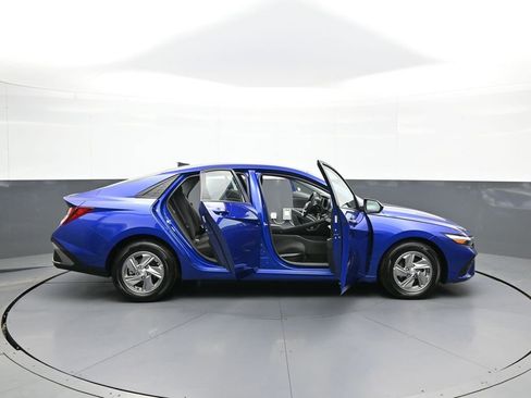 Used 2025 Hyundai Elantra SE FWD image 40