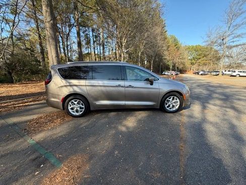 Used 2017 Chrysler Pacifica Touring-L Plus w/ Tire & Wheel Group image 17
