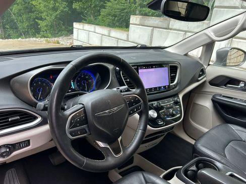 Used 2022 Chrysler Pacifica Touring-L FWD image 3