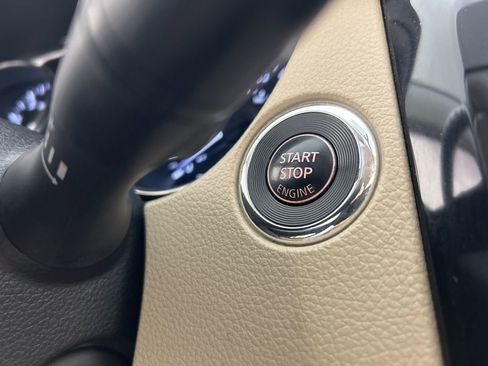 Used 2016 Nissan Rogue SV AWD/4WD image 16
