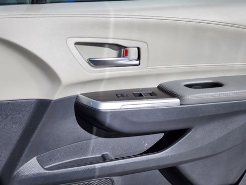 Used 2023 Toyota Sienna Limited image 15