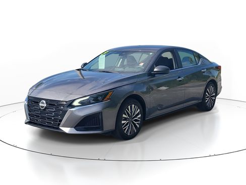 Used 2025 Nissan Altima 2.5 SV FWD image 3