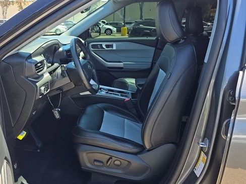 Used 2023 Ford Explorer XLT w/ Equipment Group 202A RWD image 4