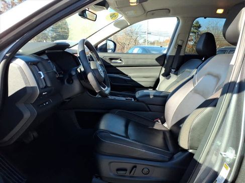 Certified 2024 Nissan Pathfinder SL w/ Black Appearance Package image 11
