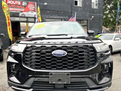 Used 2025 Ford Explorer ST-Line w/ ST-Line Street Pack AWD/4WD image 2