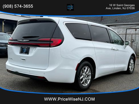 Used 2022 Chrysler Pacifica Touring-L image 6