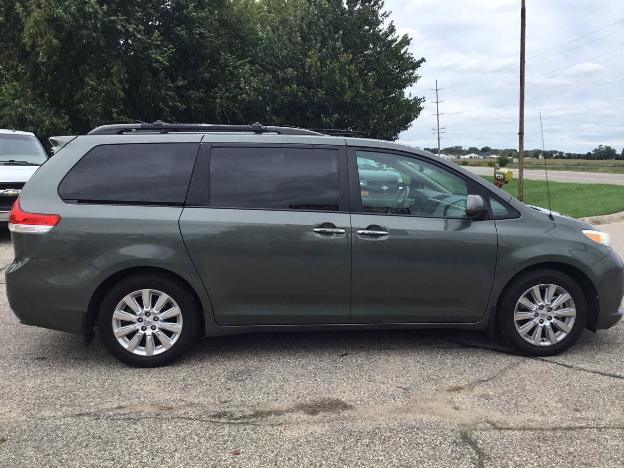 Used 2013 Toyota Sienna XLE w/ Entertainment Pkg AWD/4WD image 4
