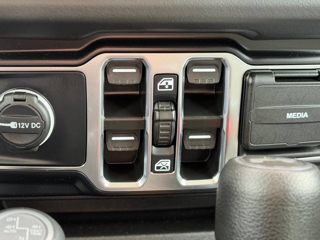 Used 2024 Jeep Wrangler Unlimited Sahara AWD/4WD image 19
