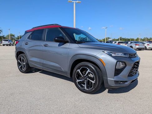 Used 2021 Chevrolet TrailBlazer RS w/ Technology Package FWD image 2