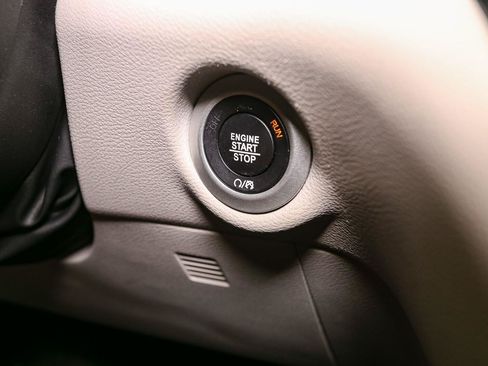 Used 2024 Chrysler Pacifica Touring-L FWD image 30