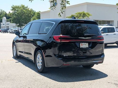 Used 2025 Chrysler Pacifica Select FWD image 5