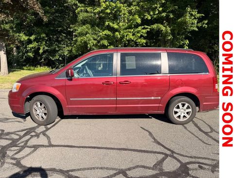 Used 2010 Chrysler Town & Country Touring FWD image 4