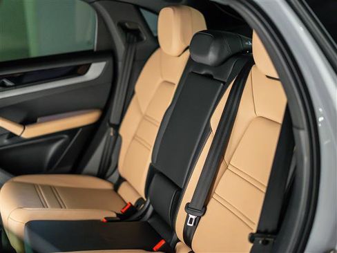 Certified 2025 Porsche Cayenne Coupe AWD/4WD image 29