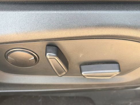 Used 2021 Ford Explorer XLT w/ Equipment Group 202A AWD/4WD image 18