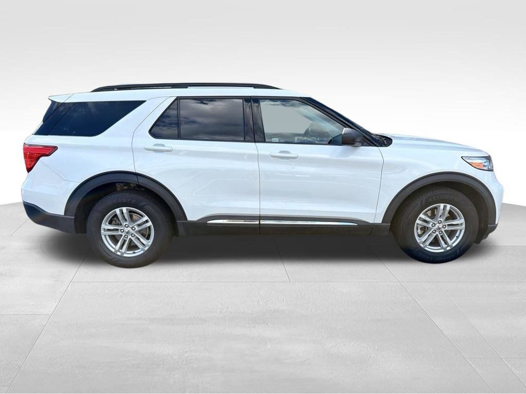 Used 2022 Ford Explorer XLT w/ Equipment Group 202A AWD/4WD image 8