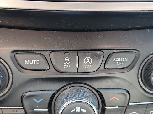 Used 2019 Jeep Cherokee Latitude w/ Popular Appearance Group image 27