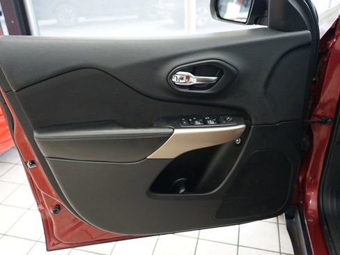 Used 2017 Jeep Cherokee Latitude w/ Cold Weather Group FWD image 23