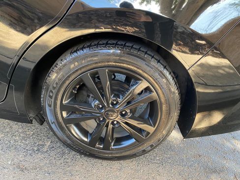 Used 2017 Hyundai Elantra SE image 18