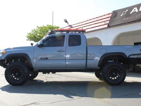Used 2018 Toyota Tacoma TRD Off-Road w/ Technology Package AWD/4WD image 42