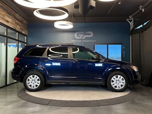Used 2020 Dodge Journey SE FWD image 2