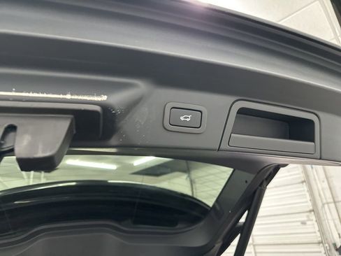 Used 2022 Land Rover Range Rover Velar R-Dynamic S image 27