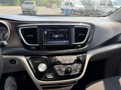 Used 2023 Chrysler Voyager LX FWD image 17