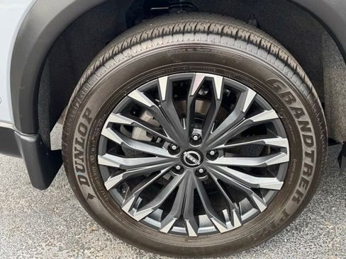 Used 2025 Nissan Rogue SL w/ Tech Package FWD image 6