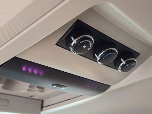 Used 2016 Dodge Grand Caravan SXT w/ UConnect Hands-Free Group image 25