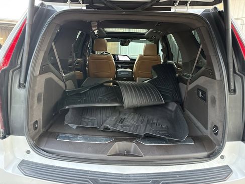 Used 2022 Cadillac Escalade Premium Luxury image 38