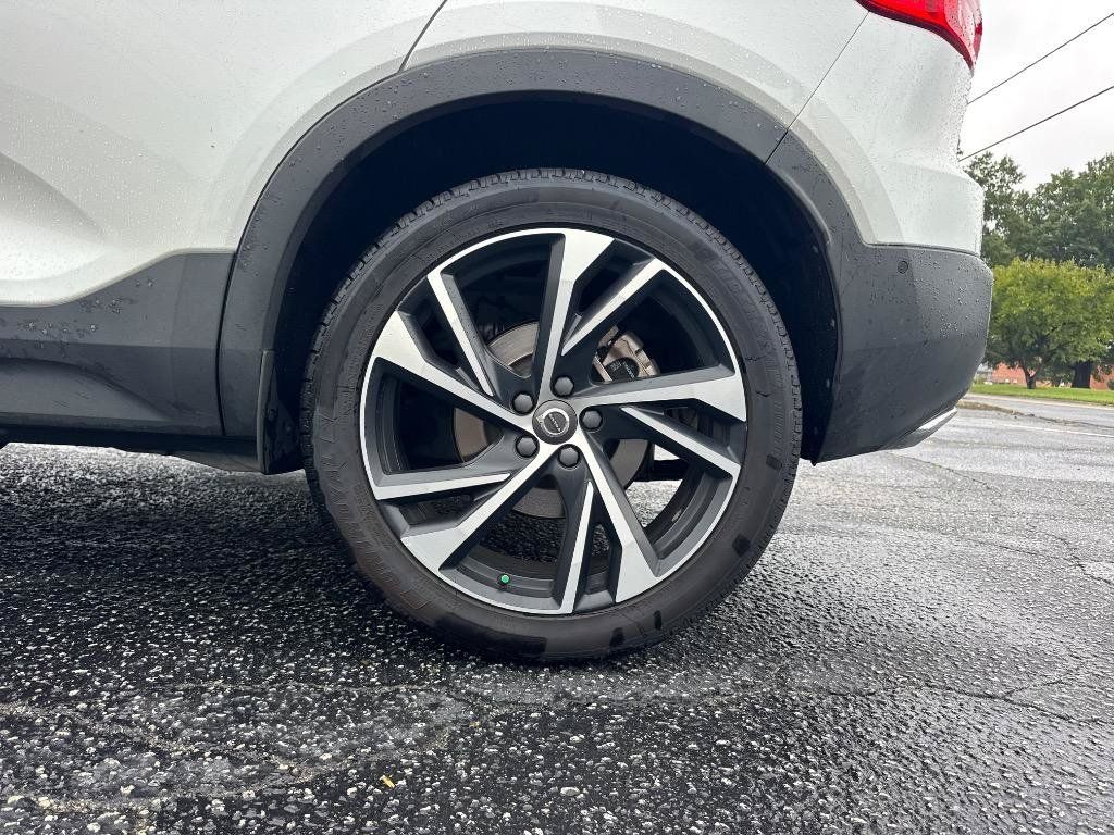 Used 2019 Volvo XC40 T5 R-Design AWD/4WD image 9