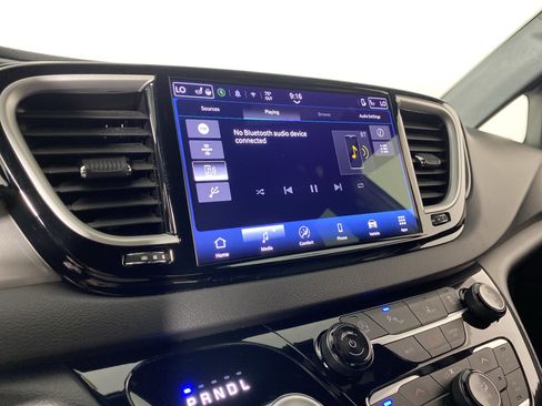 Used 2025 Chrysler Pacifica Select FWD image 2